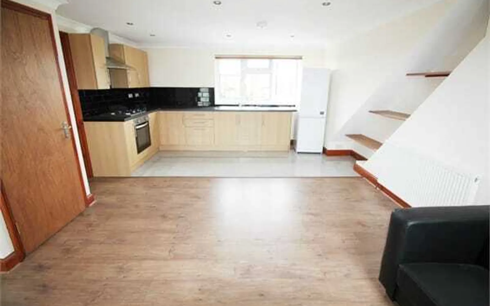 Flat Crundale Avenue in Greater London