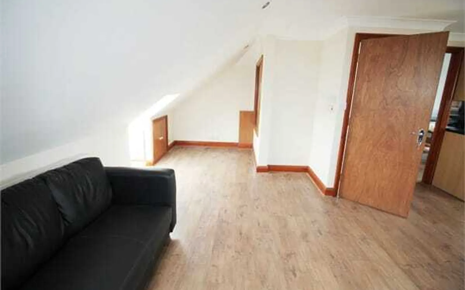Flat Crundale Avenue in Greater London