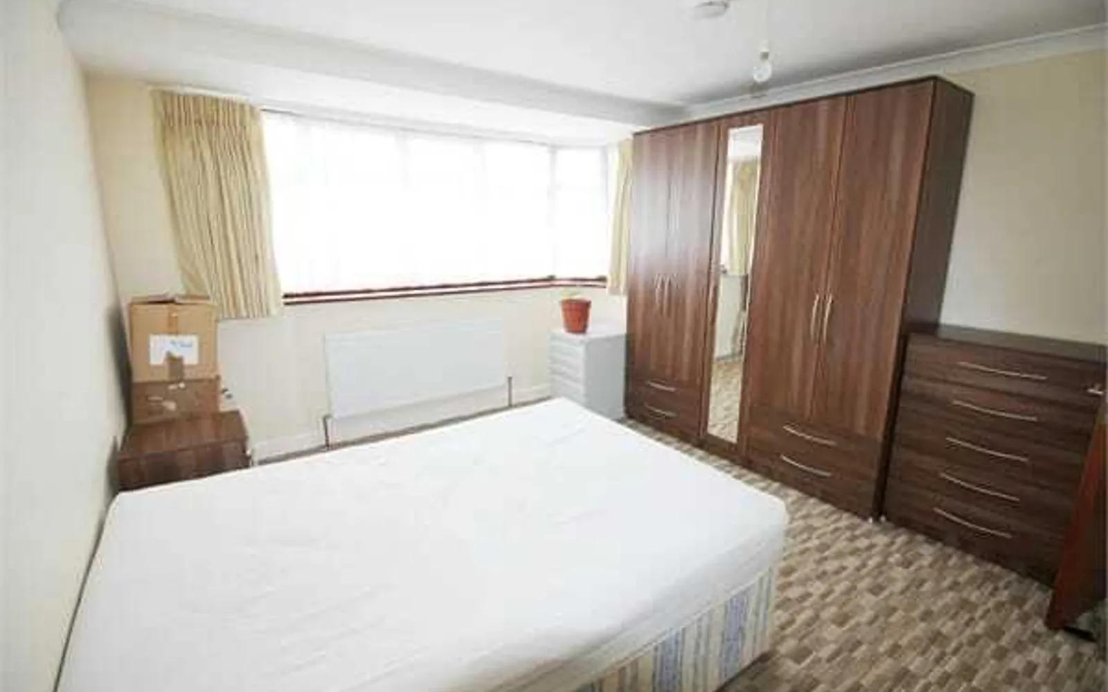 Flat Crundale Avenue in Greater London
