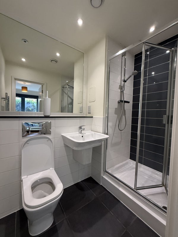Flat Hamlets Way in Greater London