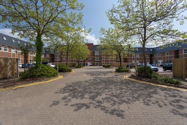 Flat Gatehouse Way in Aylesbury