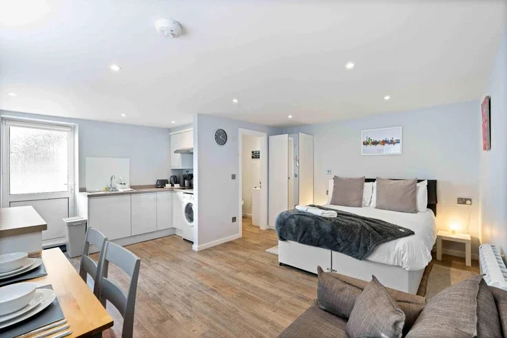 Room Mayfield Crescent in Brighton