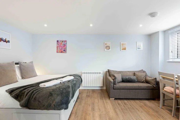 Room Mayfield Crescent in Brighton