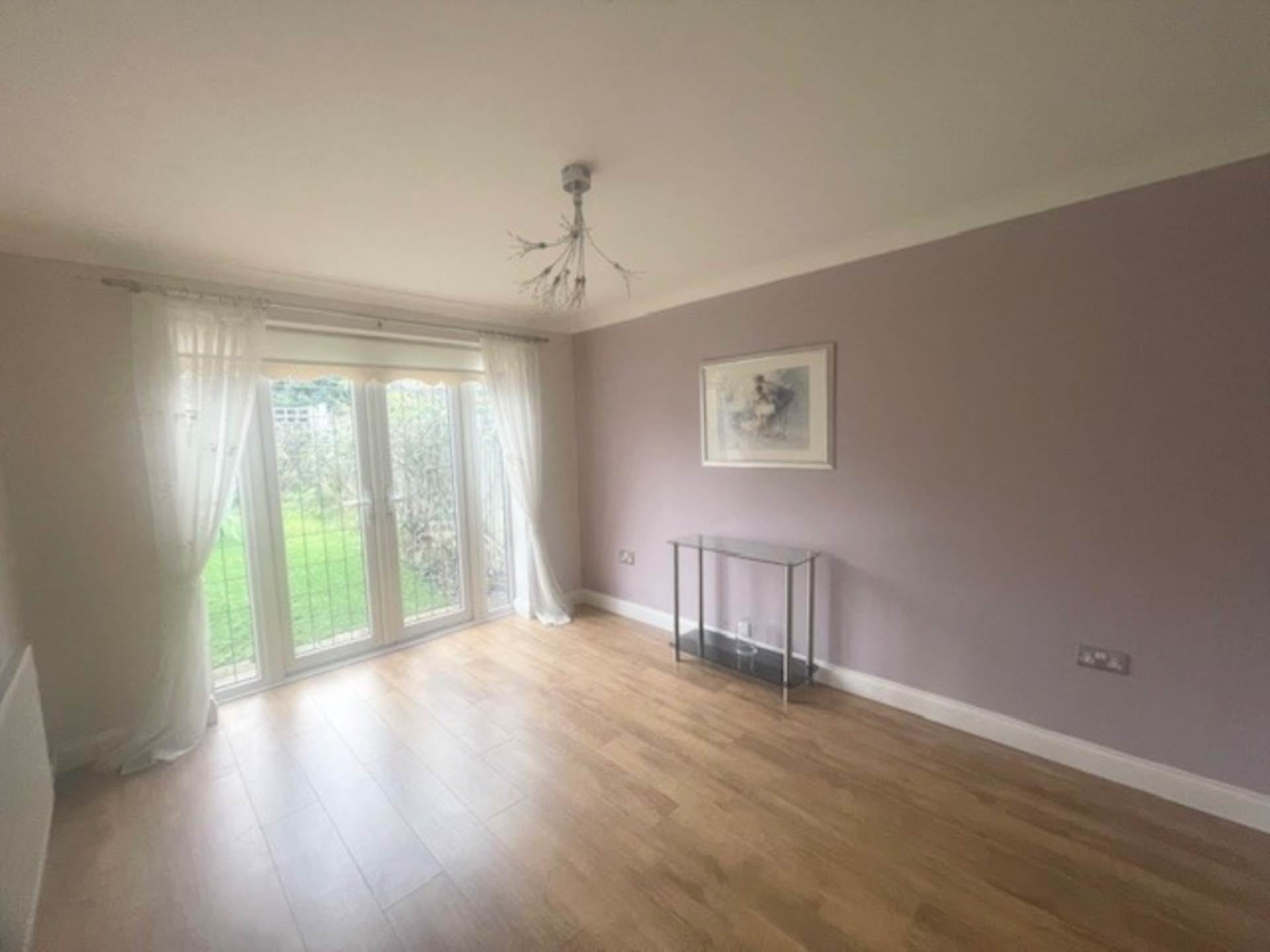 Room Caernarvon Drive in Greater London
