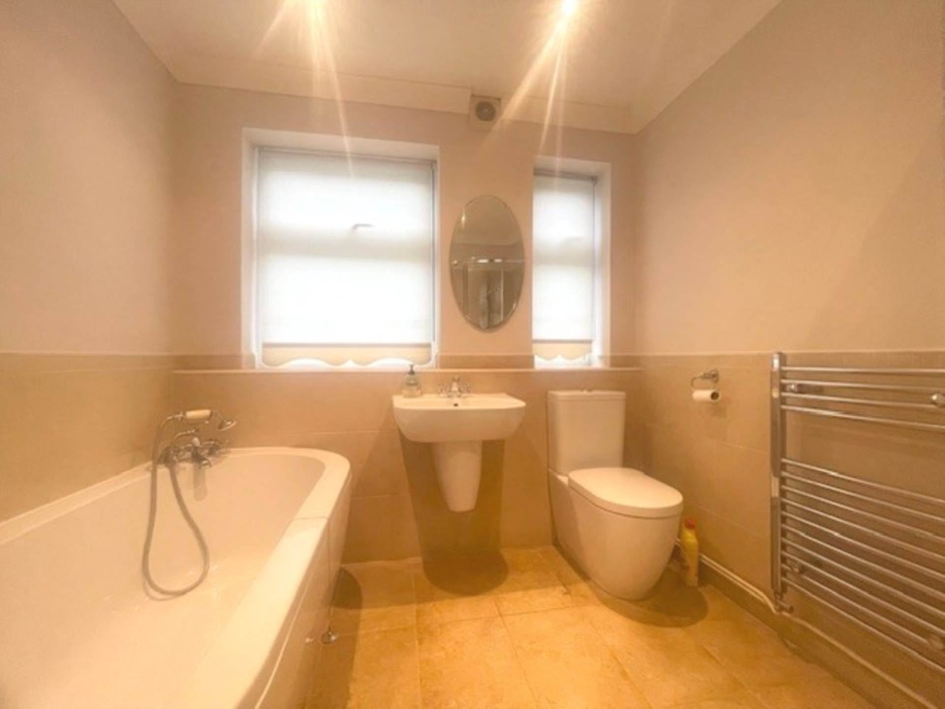 Room Caernarvon Drive in Greater London