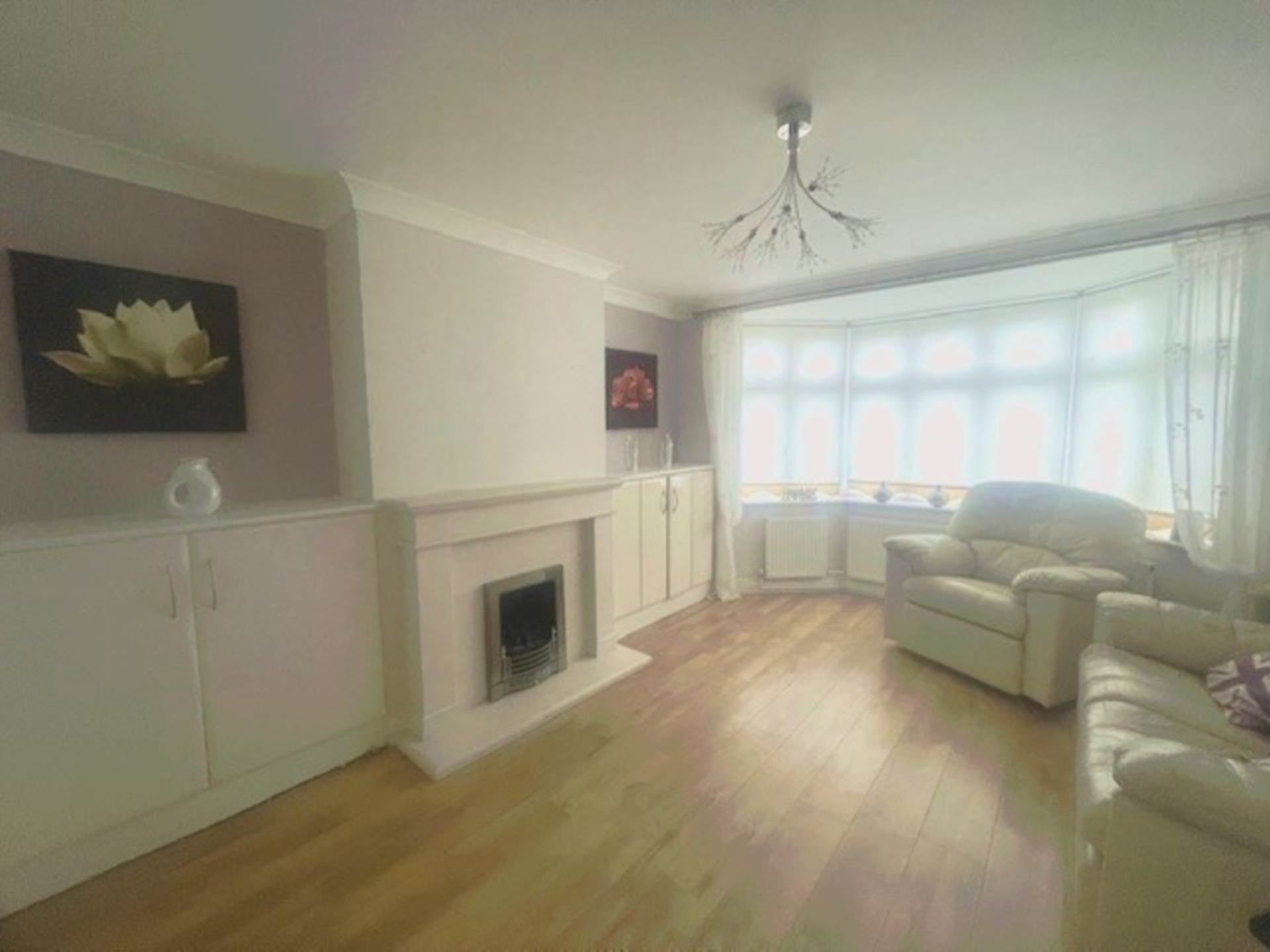 Room Caernarvon Drive in Greater London