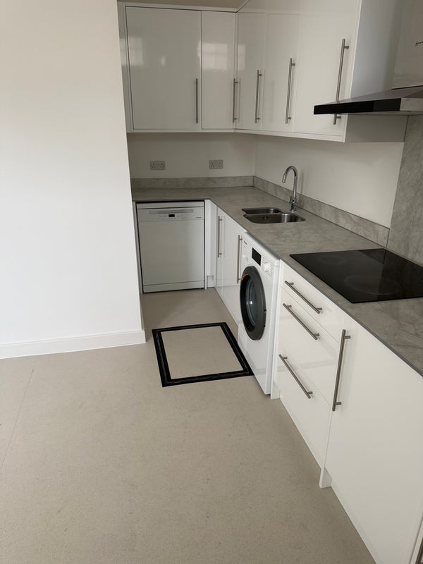 Flat Norfolk Avenue in Greater London