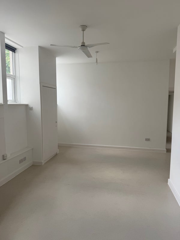 Flat Norfolk Avenue in Greater London