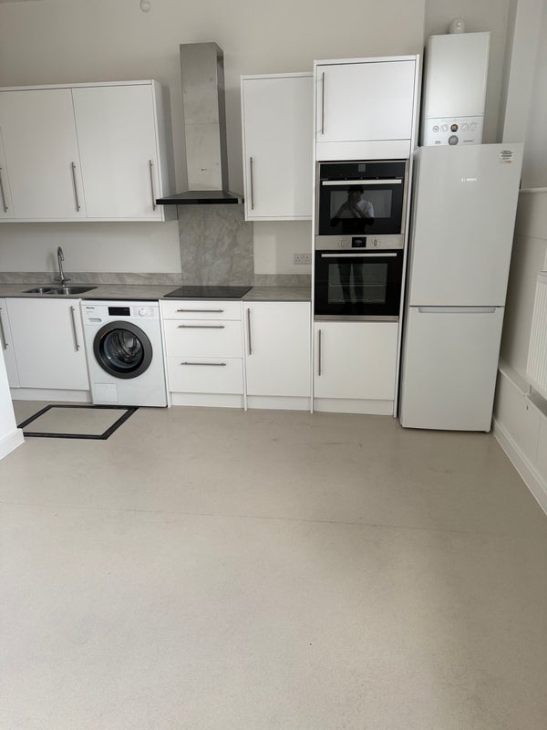 Flat Norfolk Avenue in Greater London