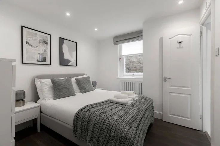 Flat Nassau Street in City of Westminster