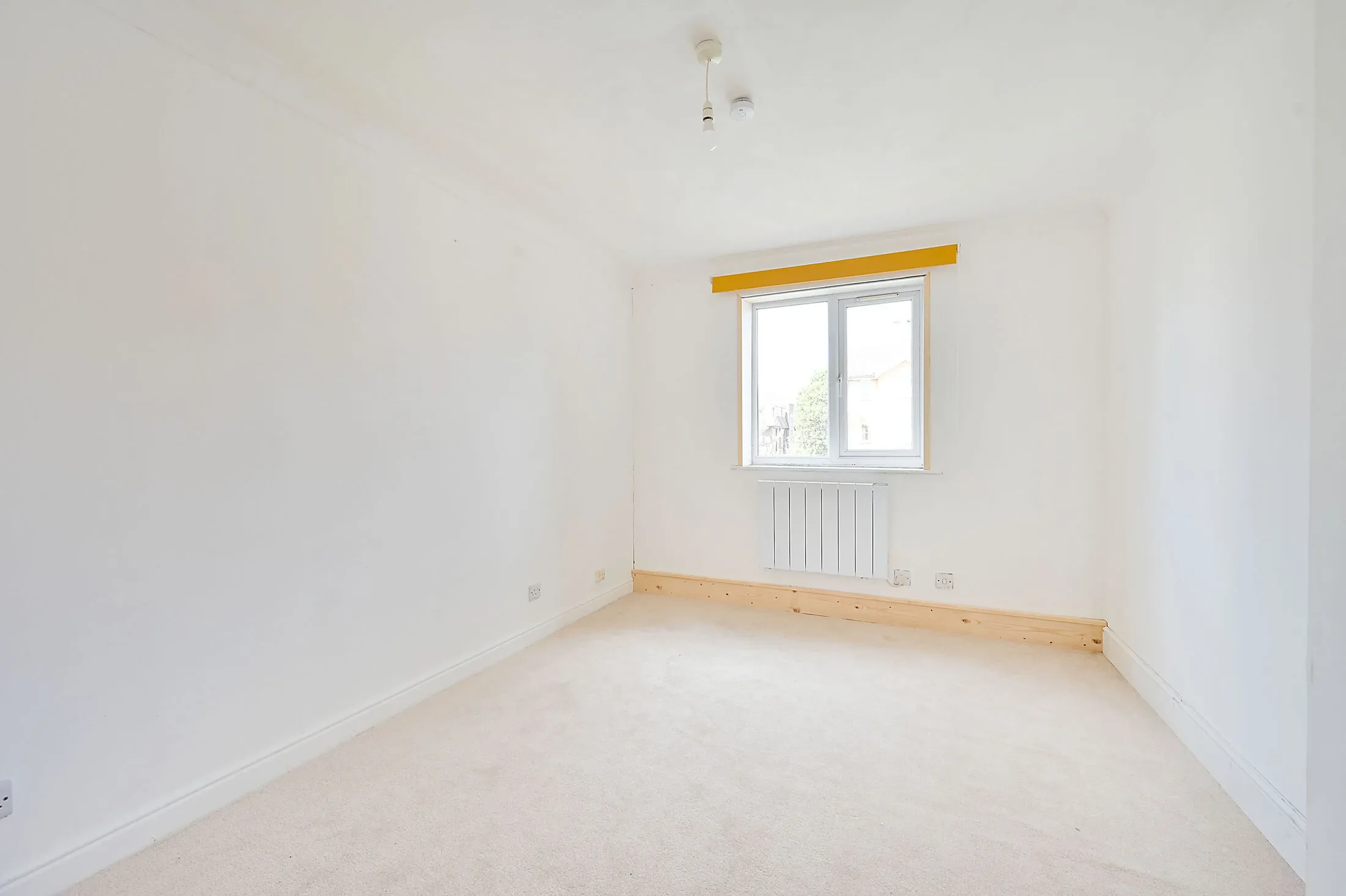 Flat Donald Woods Gardens in Greater London