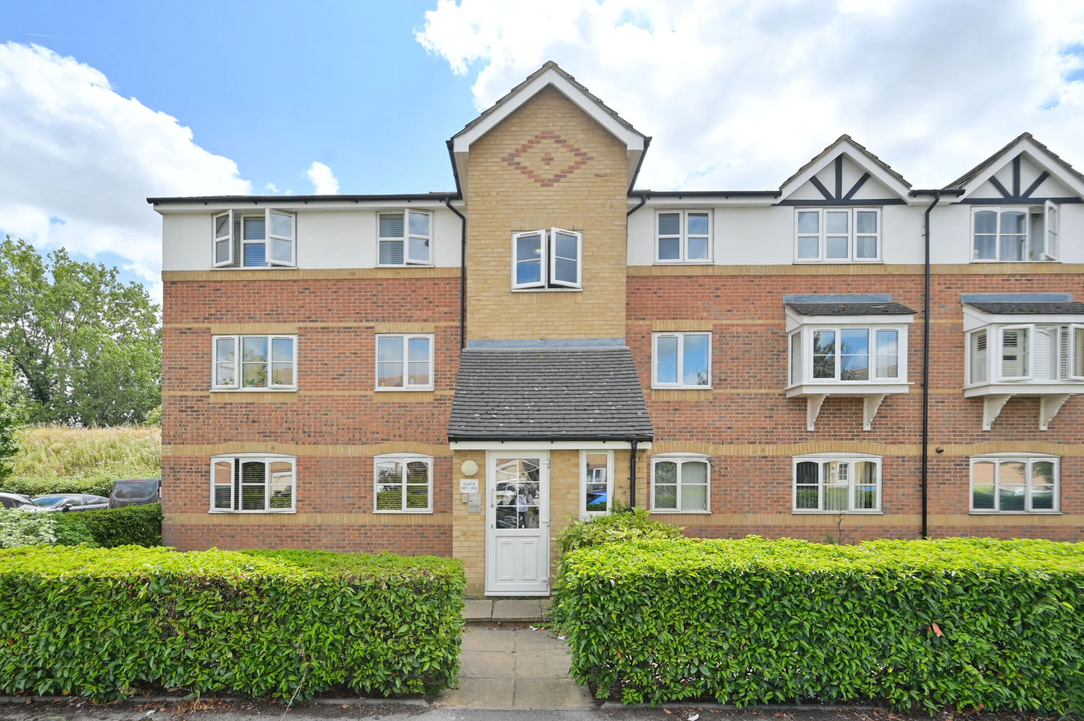 Flat Donald Woods Gardens in Greater London