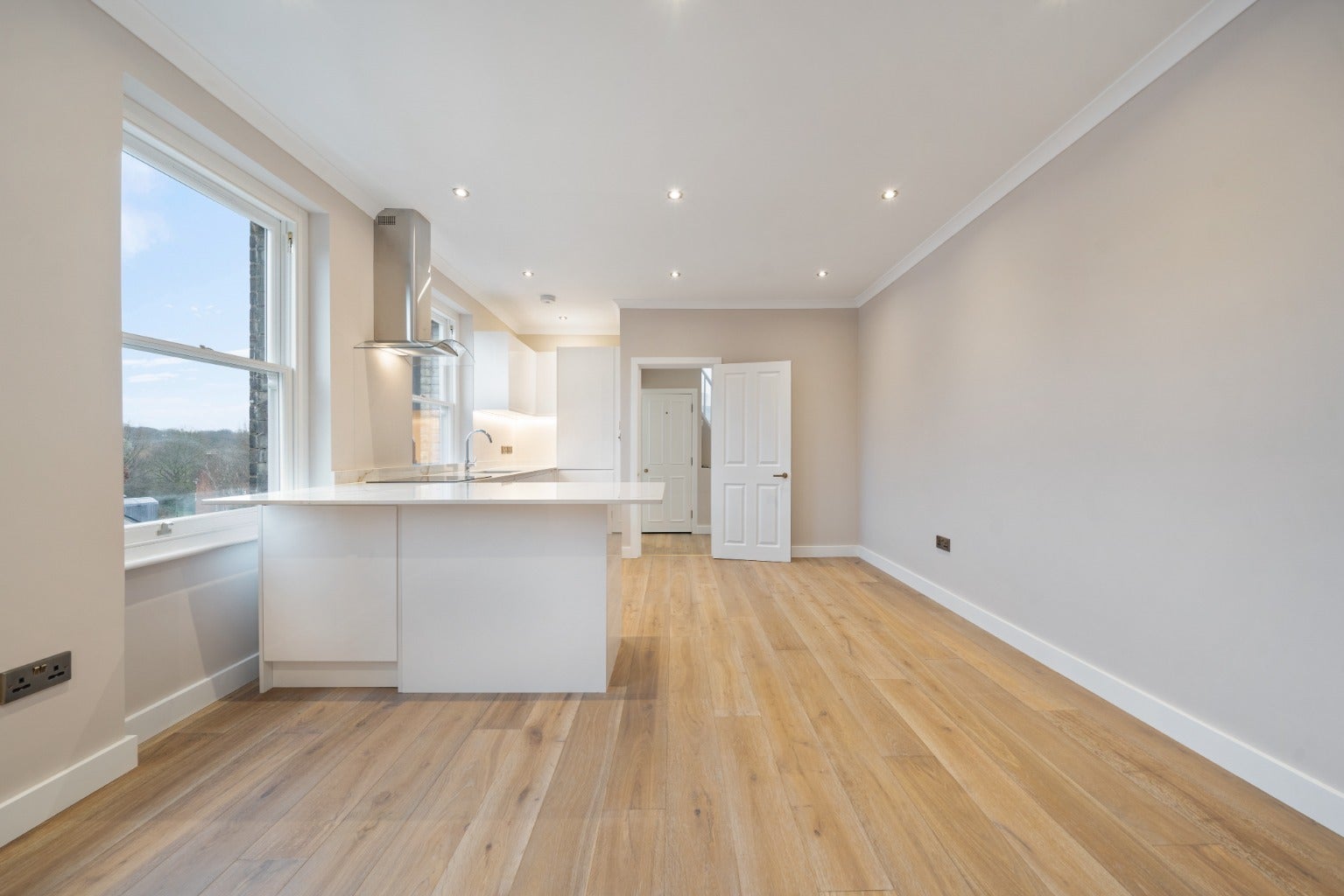 Flat Highland Avenue in Greater London