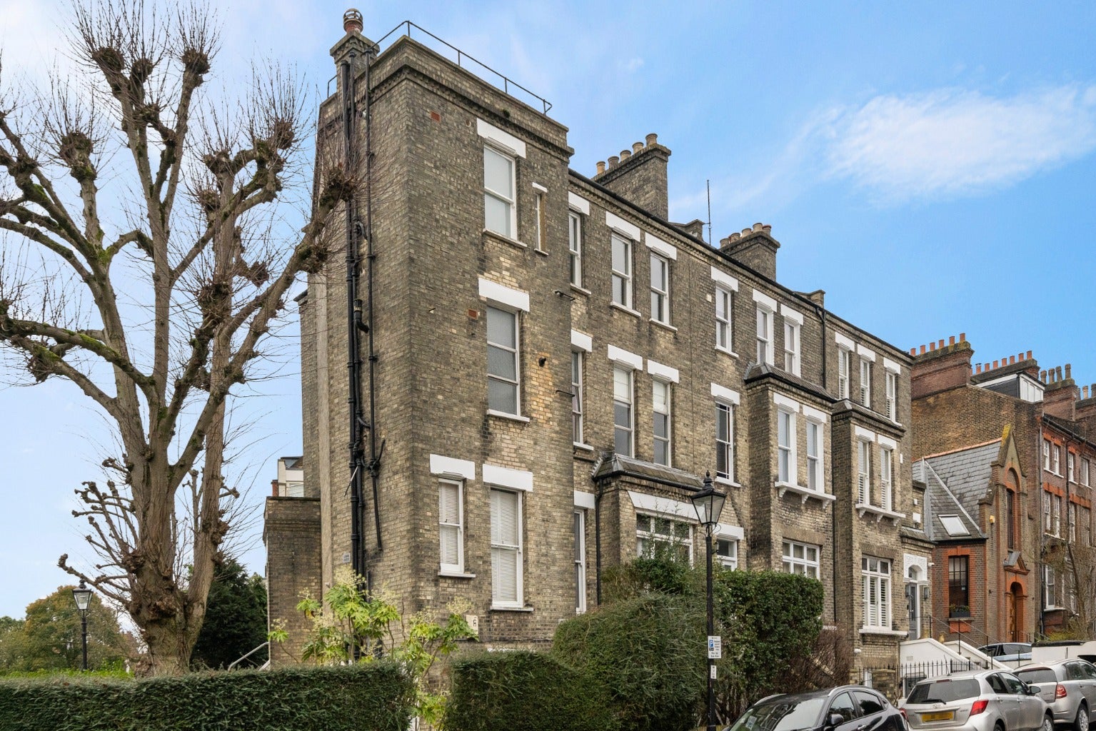 Flat Highland Avenue in Greater London