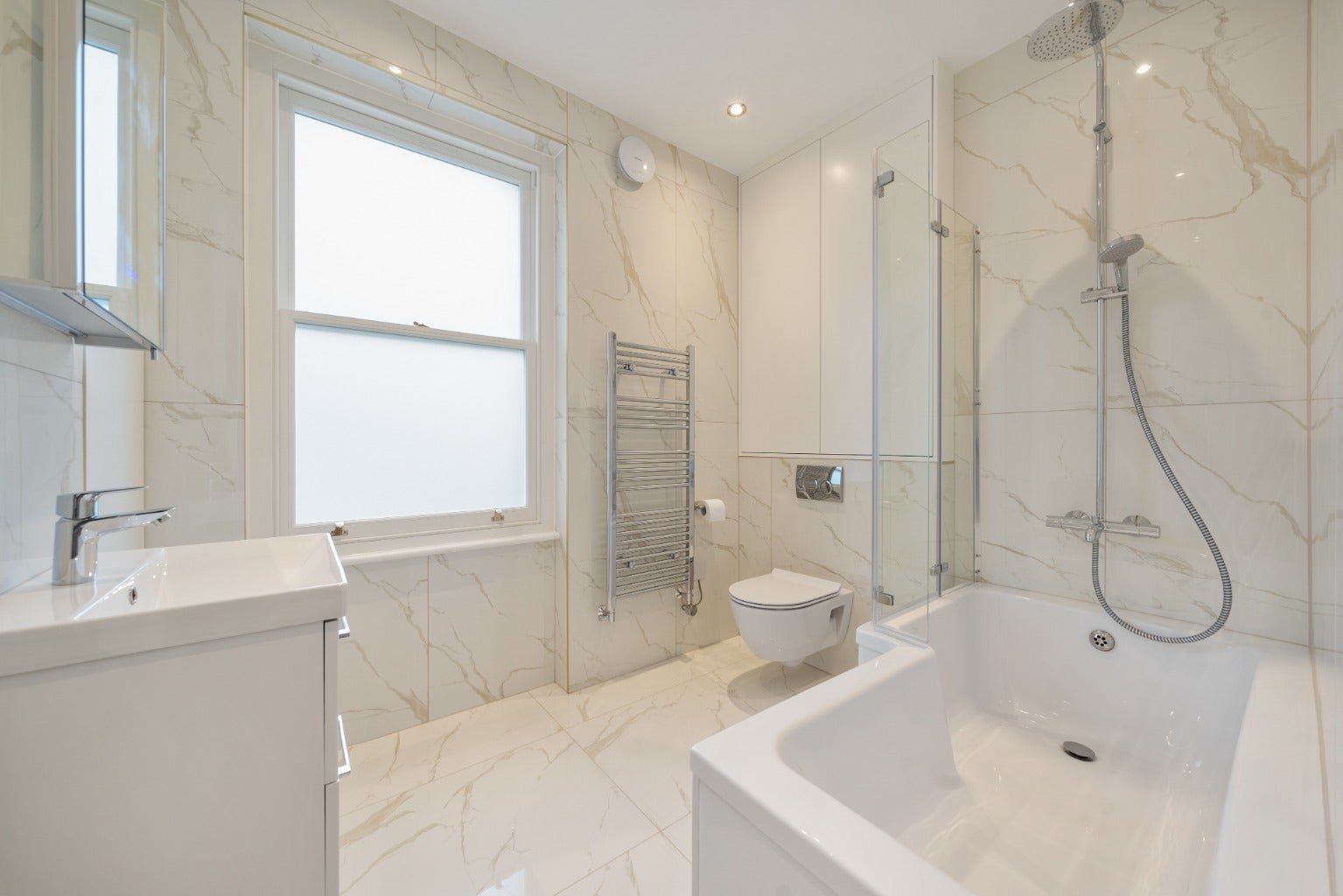 Flat Highland Avenue in Greater London