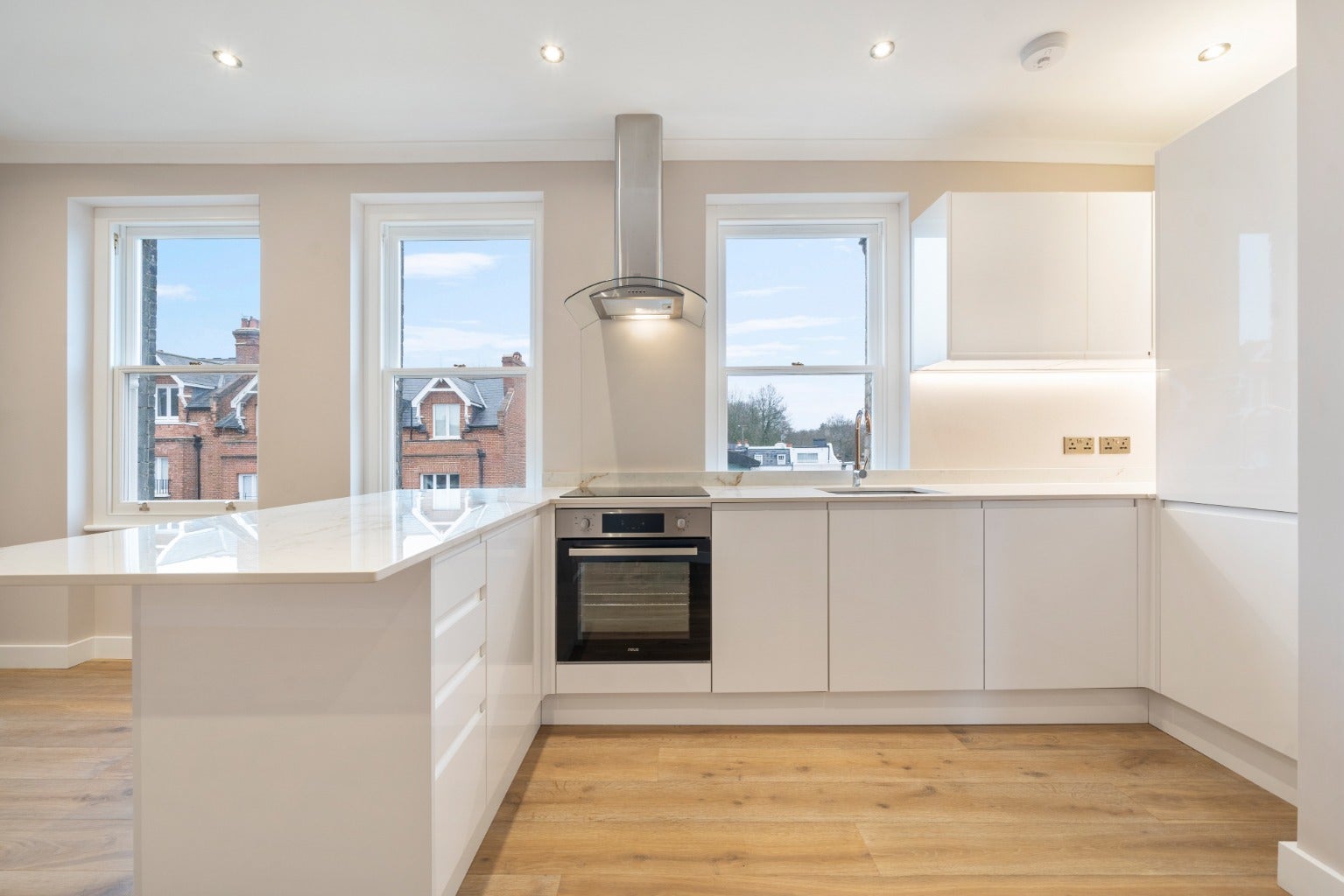Flat Highland Avenue in Greater London