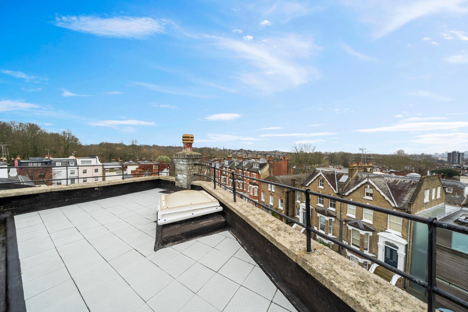 Flat Highland Avenue in Greater London
