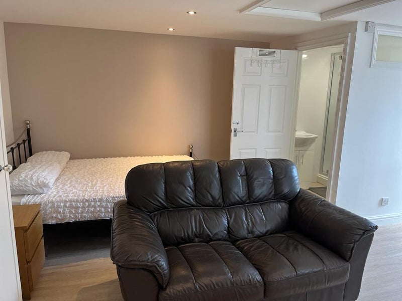 Room Croydon Road in Greater London