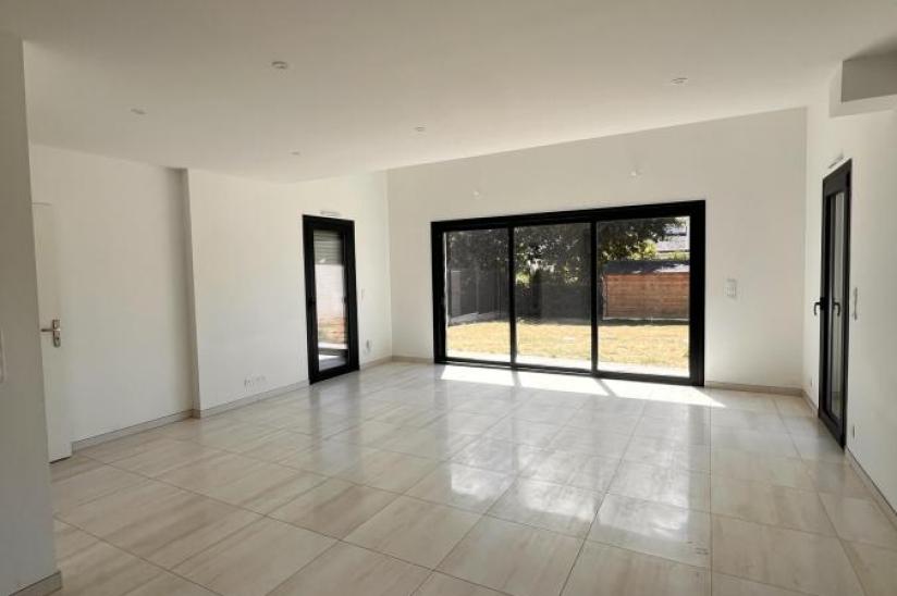 House R 200 in Theix-Noyalo