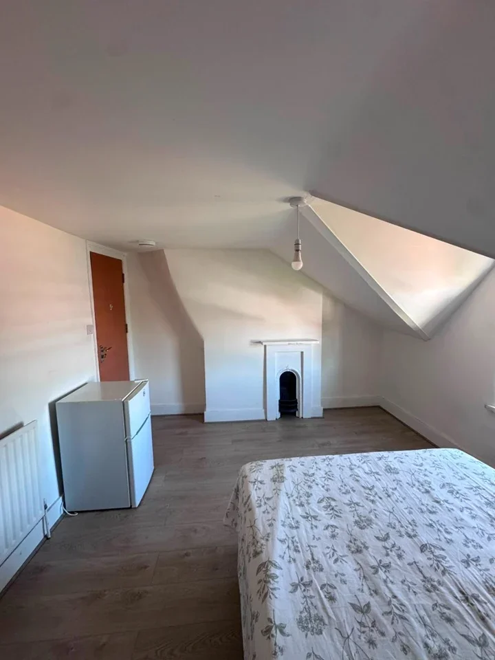 Room Farningham Road in Greater London