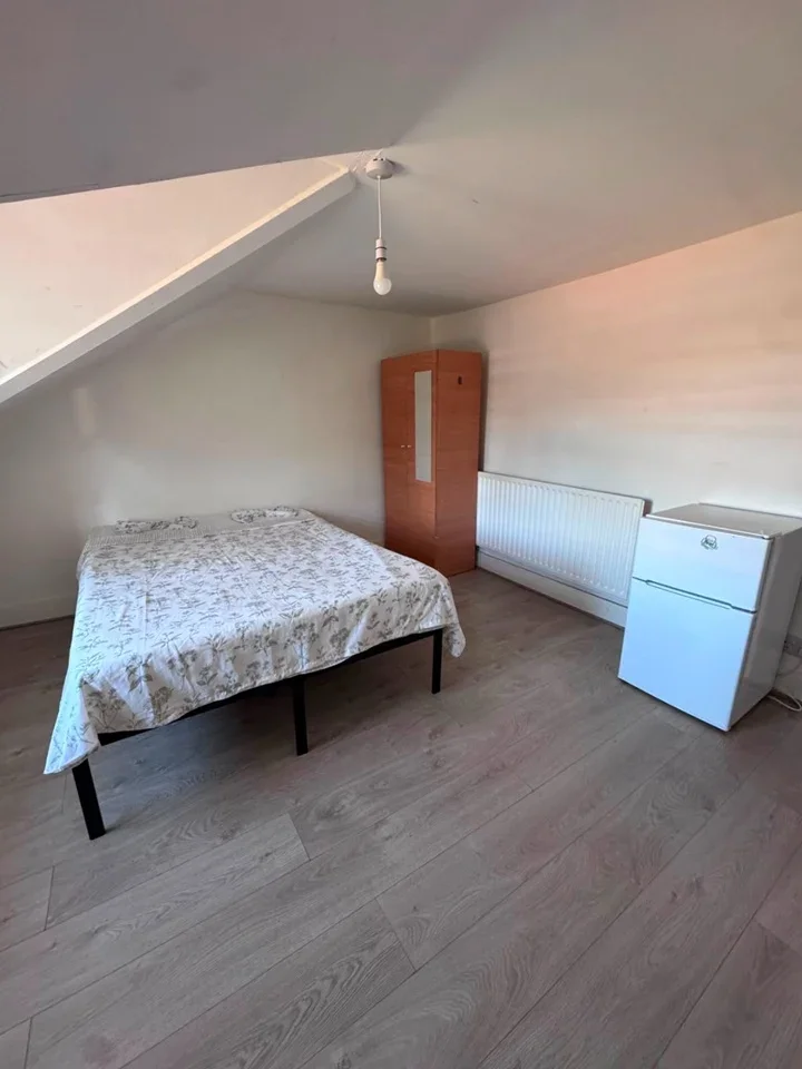 Room Farningham Road in Greater London