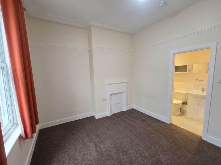 Flat Grassmount in Greater London