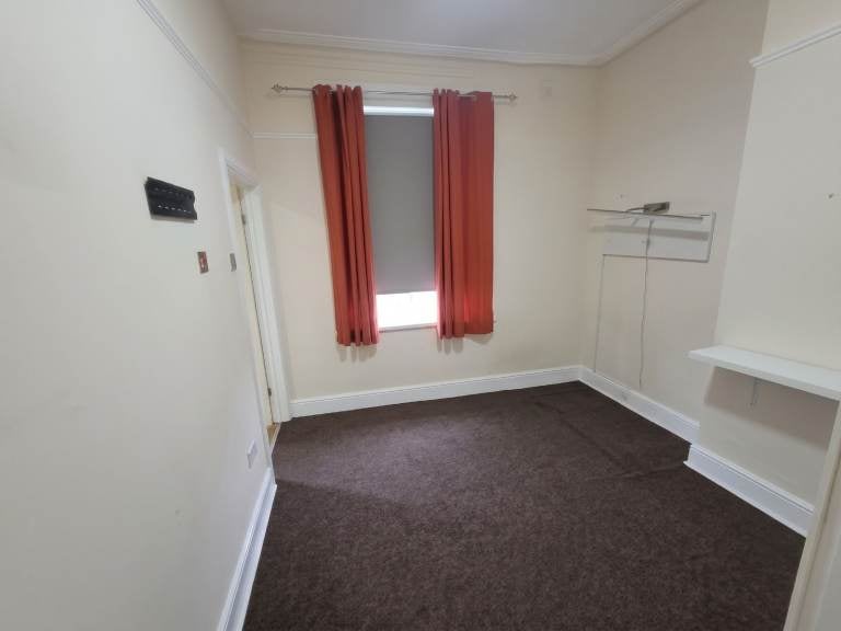 Flat Grassmount in Greater London