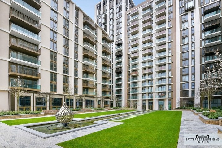 Flat Fountain Park Way in Greater London
