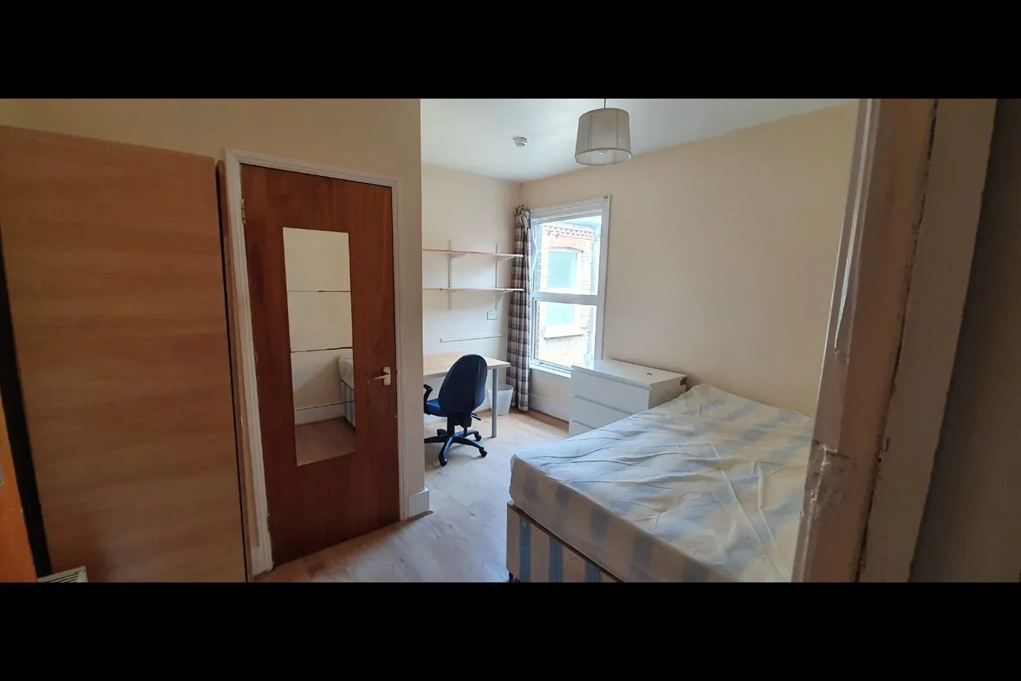 Room Hinton Road in Greater London