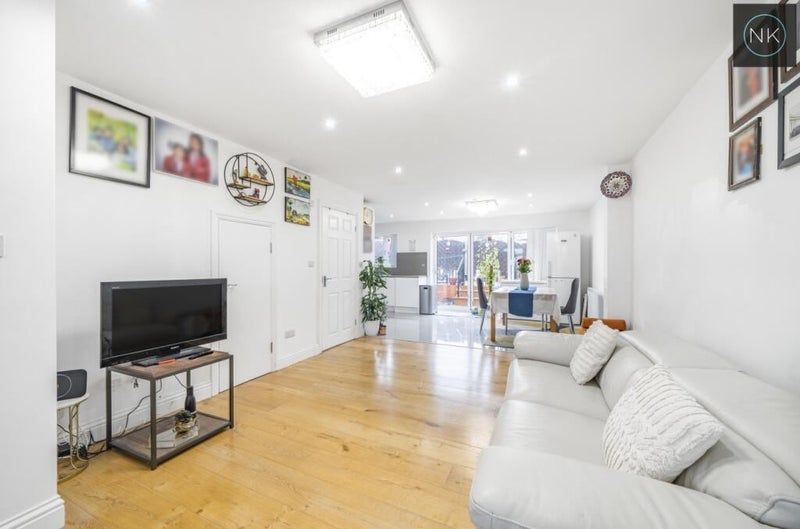 Room Hillside Avenue in Greater London