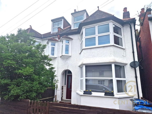 Flat Claremont Avenue in London
