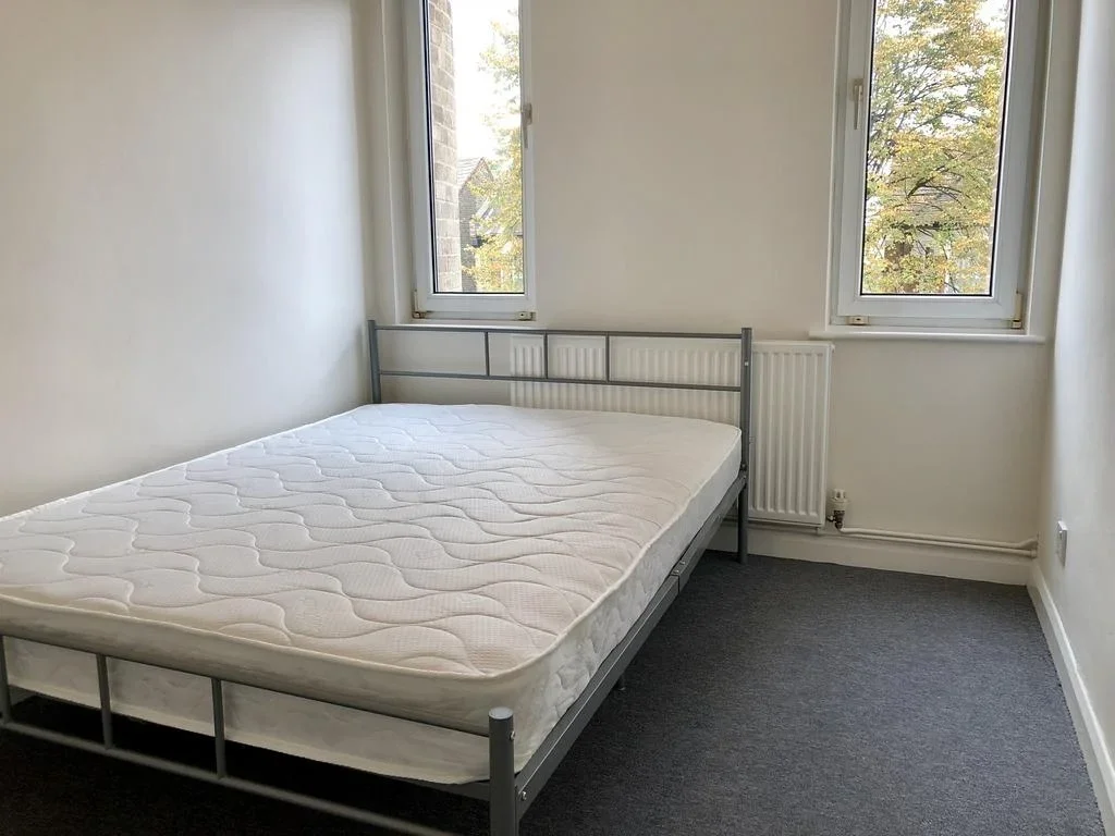Flat Carnarvon Road in Greater London