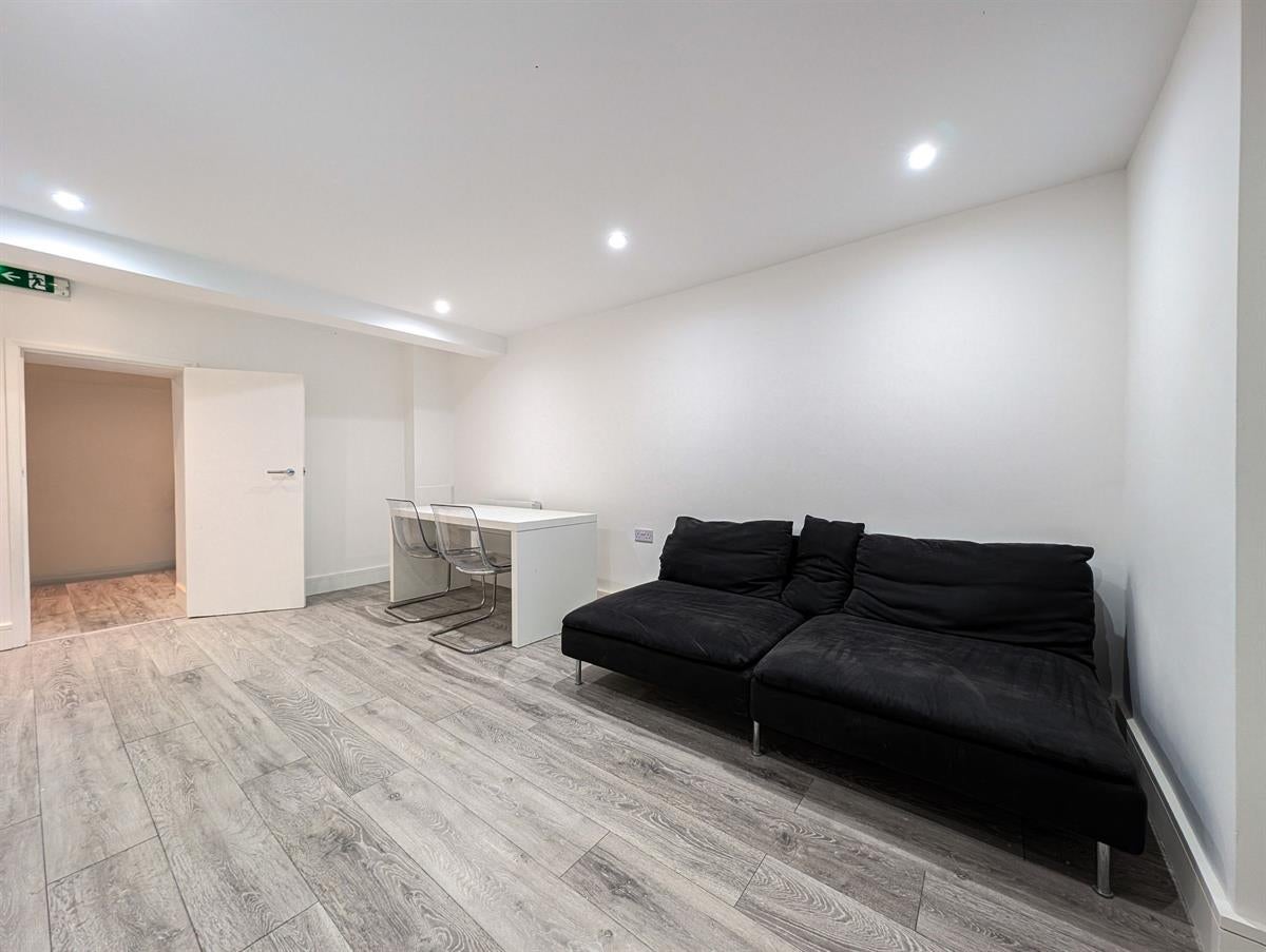 Flat Wimbledon Hill Road in Greater London