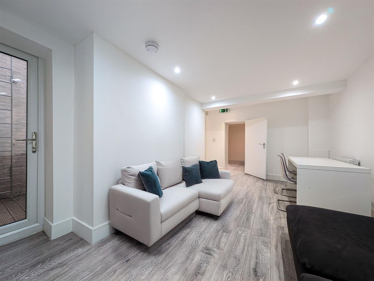 Flat Wimbledon Hill Road in Greater London