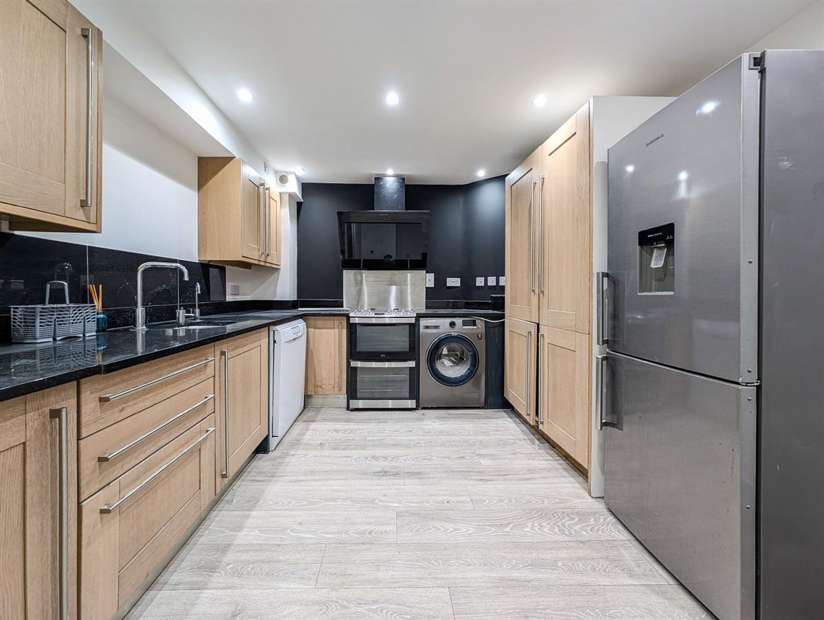 Flat Wimbledon Hill Road in Greater London