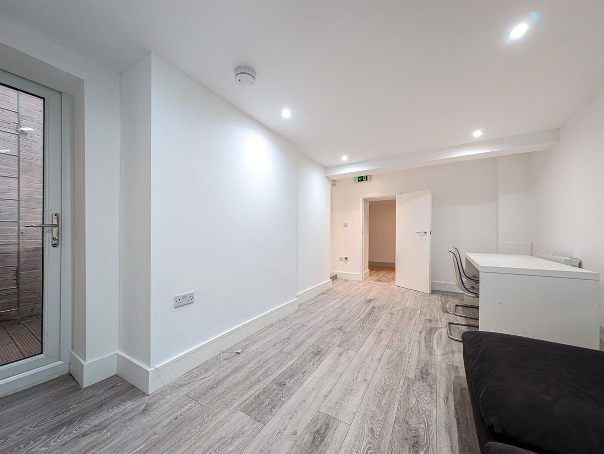 Flat Wimbledon Hill Road in Greater London