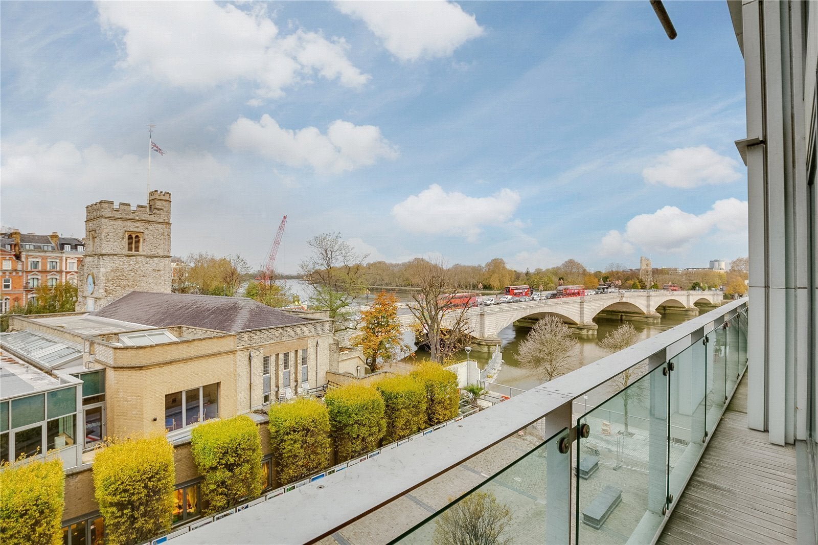 Flat Keswick Road in Greater London