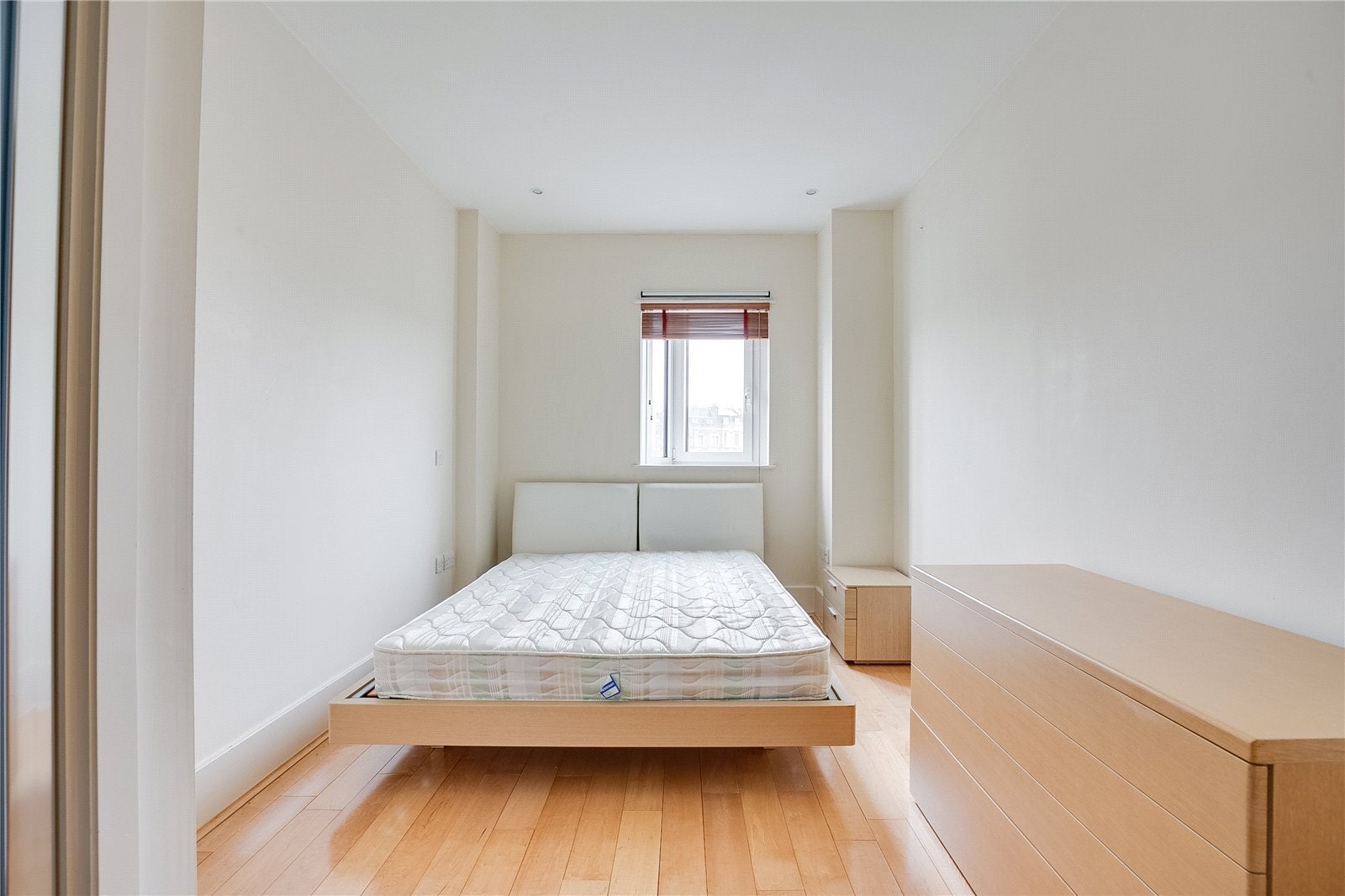 Flat Keswick Road in Greater London