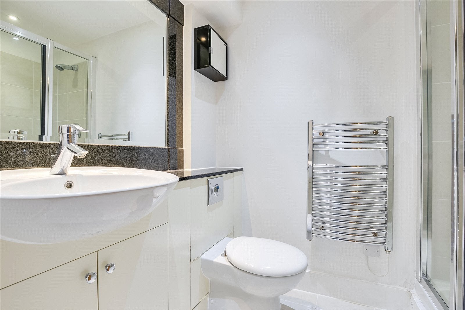 Flat Keswick Road in Greater London