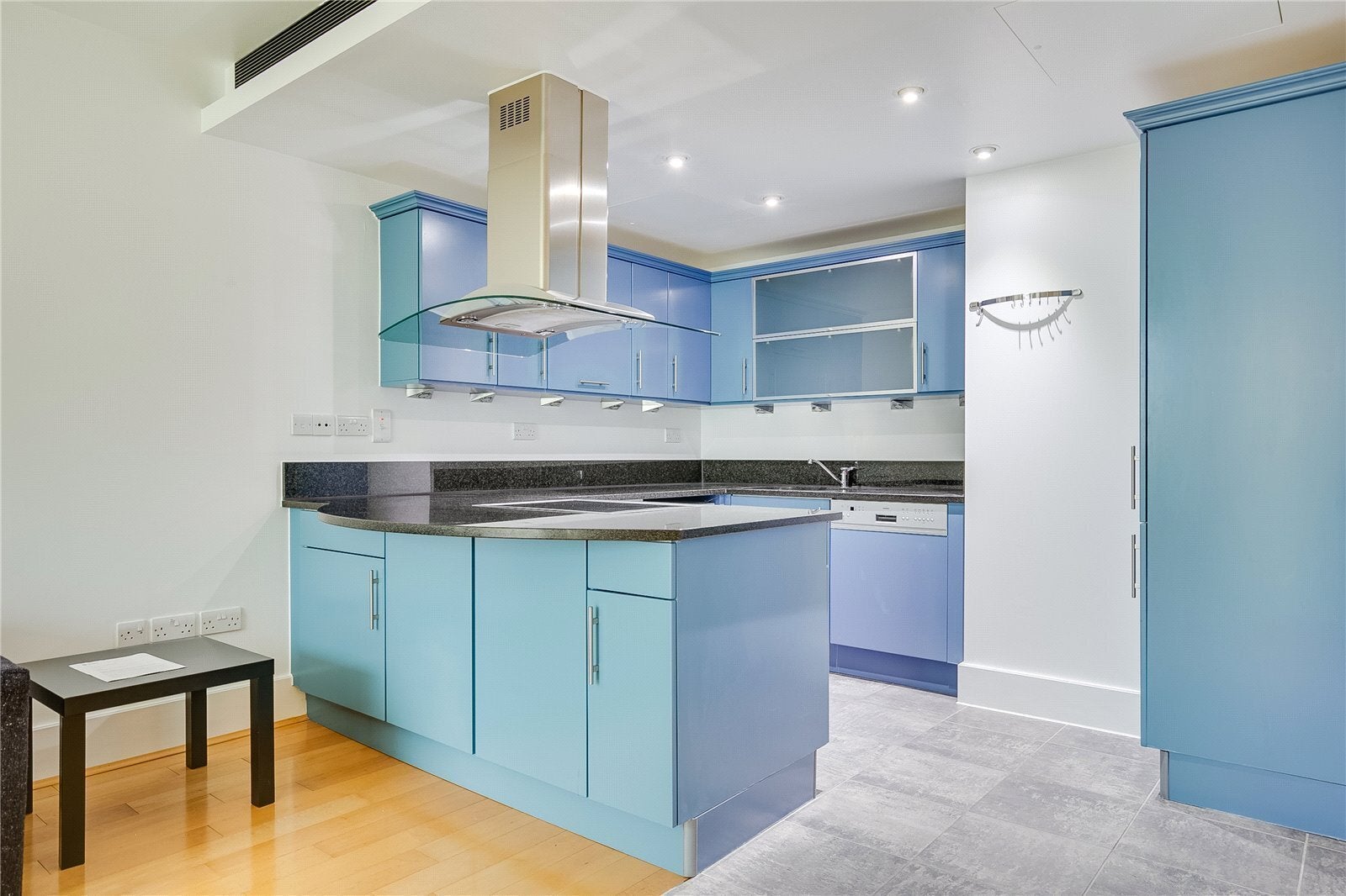 Flat Keswick Road in Greater London