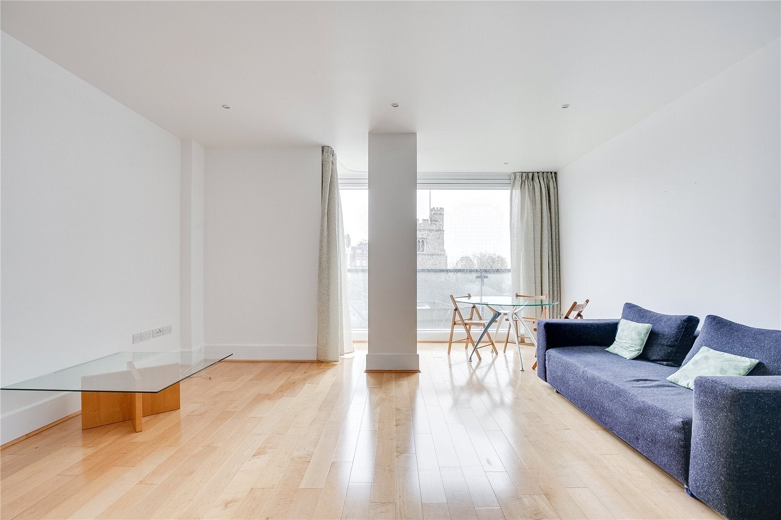 Flat Keswick Road in Greater London