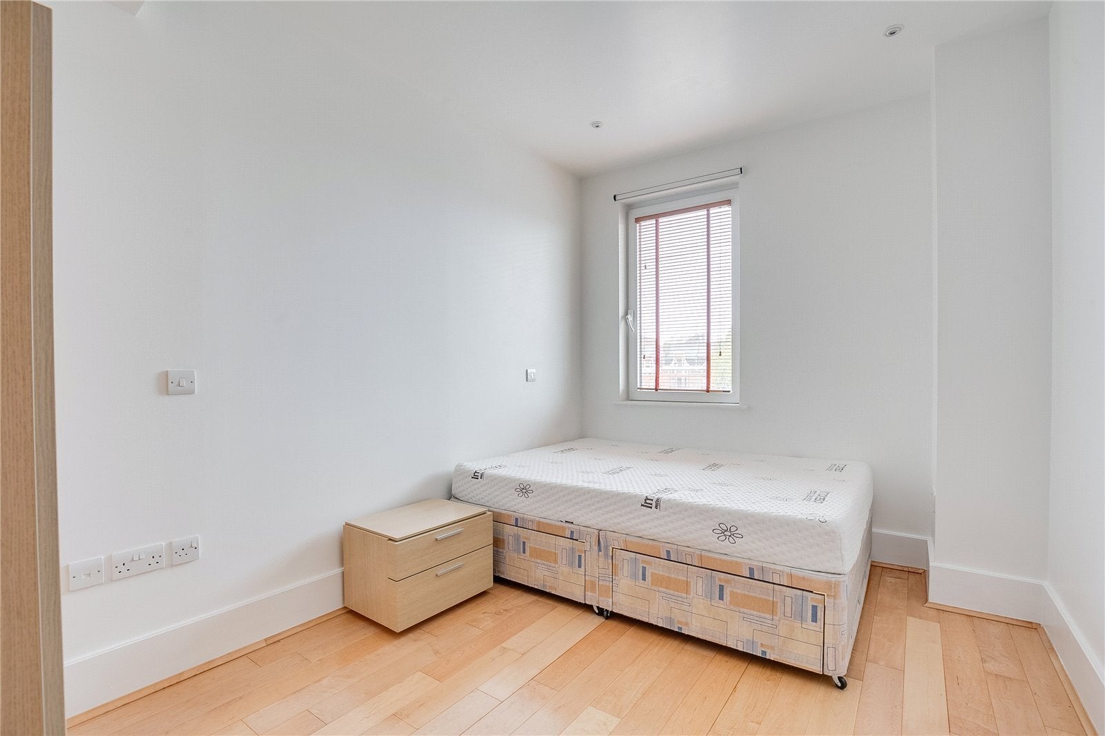 Flat Keswick Road in Greater London