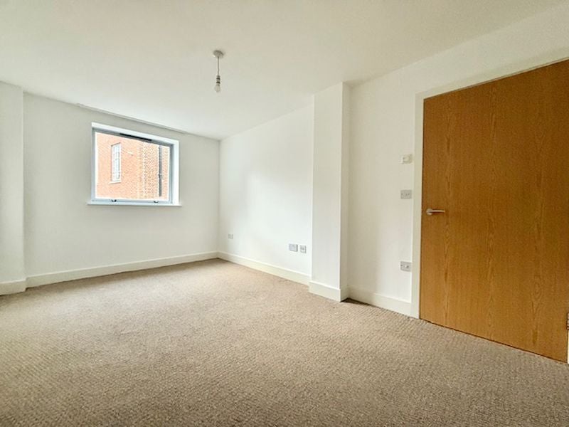 Flat Long Lane in Greater London