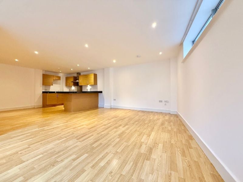 Flat Long Lane in Greater London