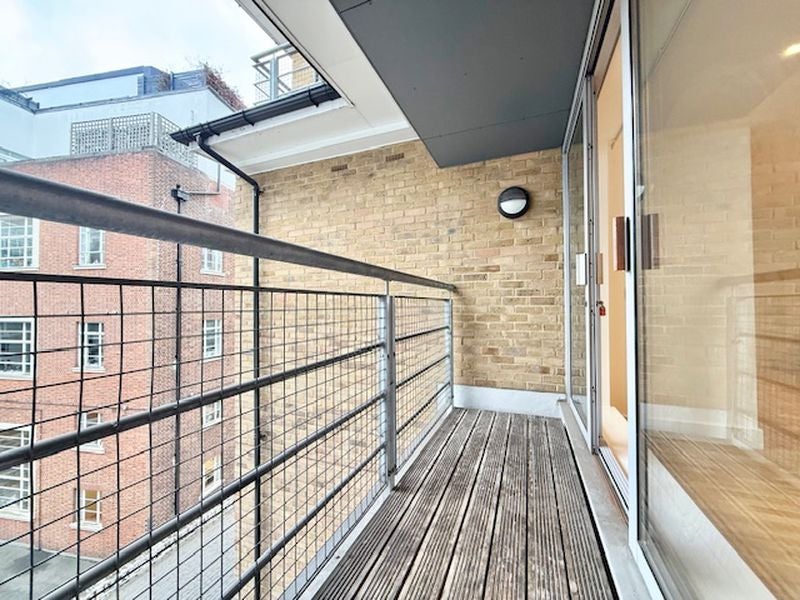 Flat Long Lane in Greater London