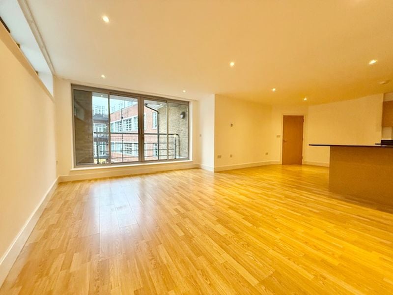 Flat Long Lane in Greater London
