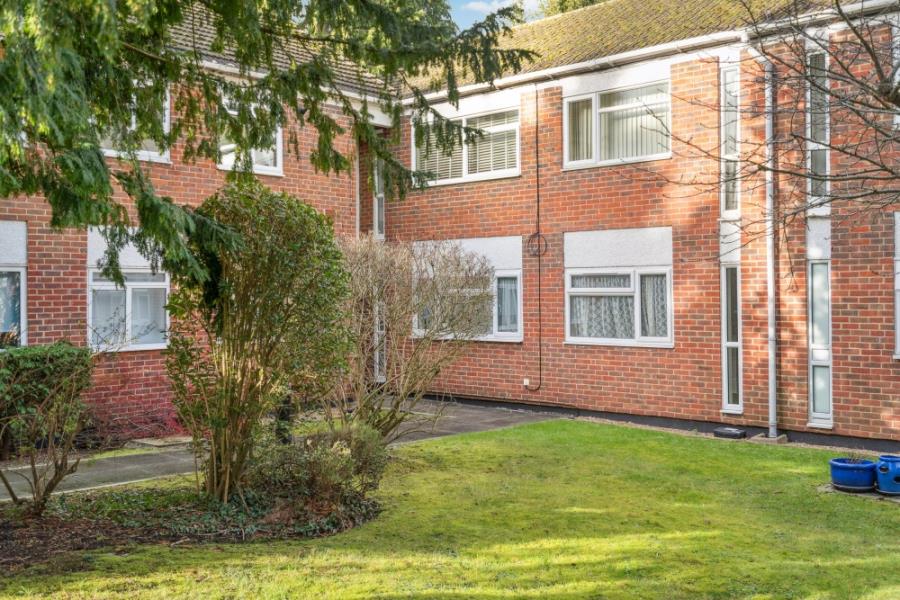 Flat Burhill Grove in Greater London