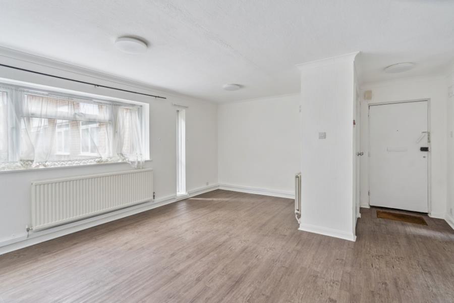 Flat Burhill Grove in Greater London