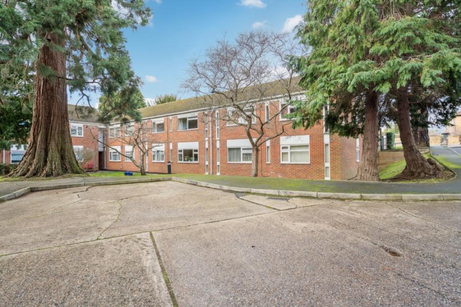 Flat Burhill Grove in Greater London