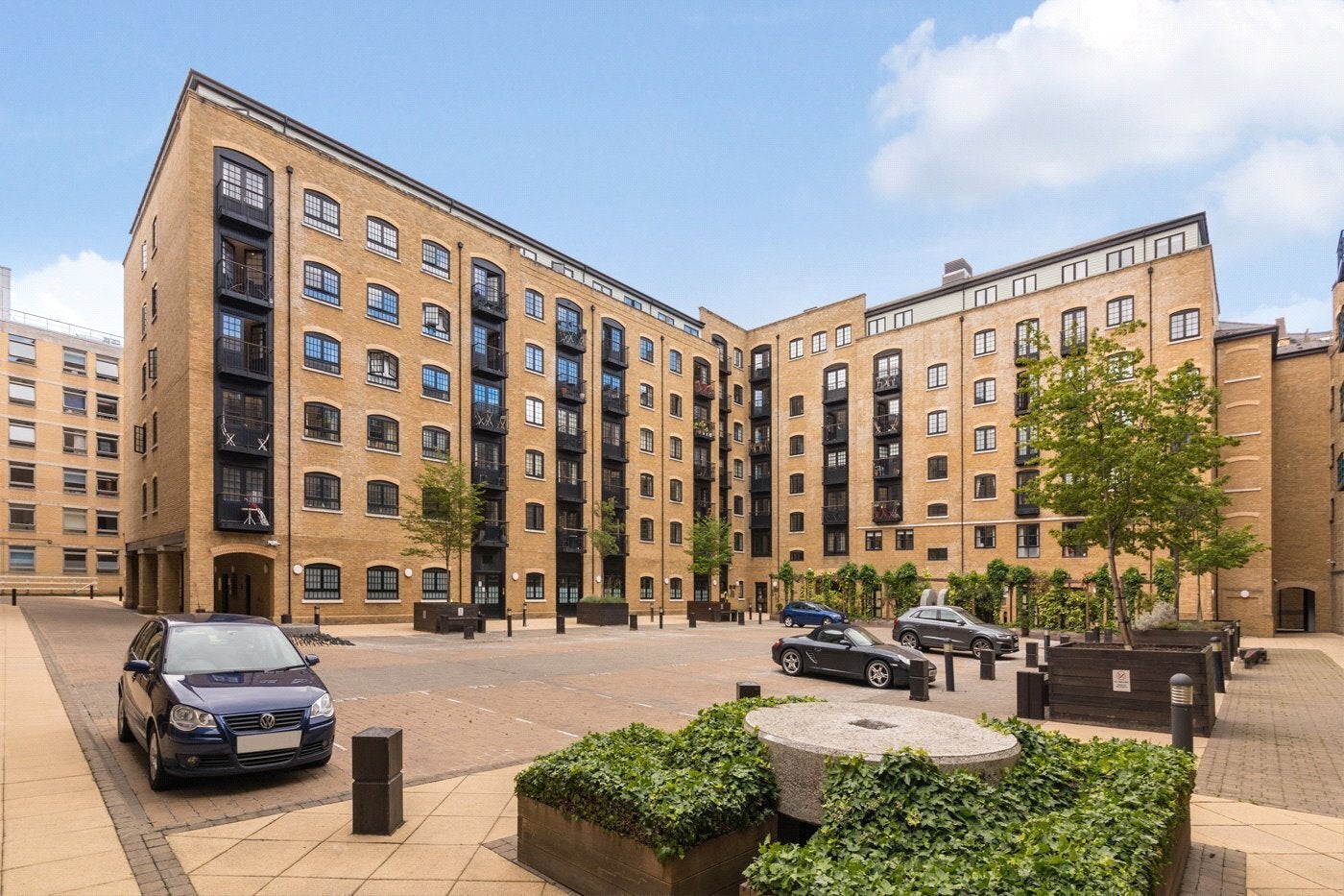 Flat Cayenne Court in Greater London
